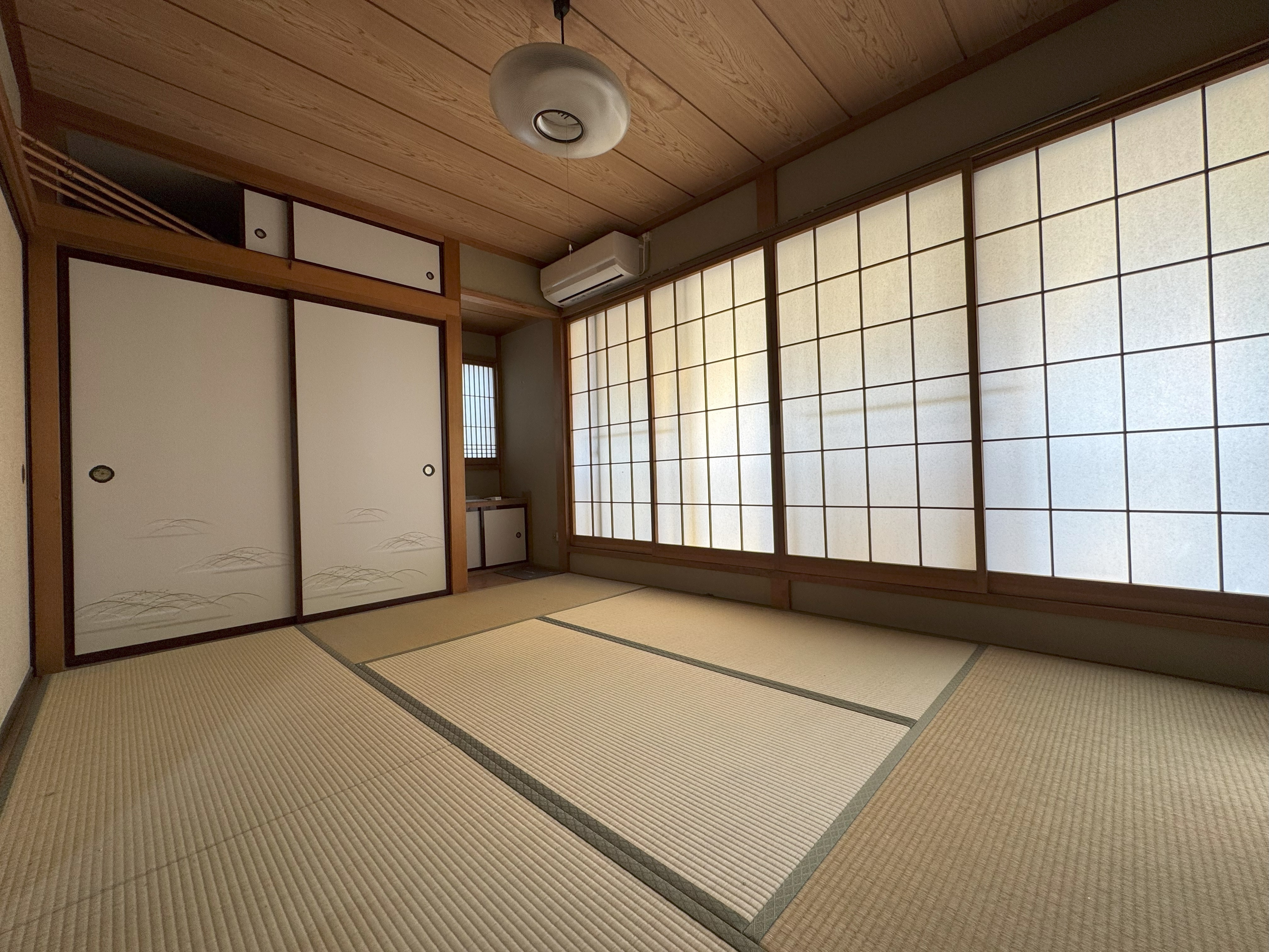  東大泉シェアハウス 一人は好きだけど孤独は嫌。自分の時間を大切にしたい男性向けのシェアハウスです。ネコの“みーこさん”が居眠り、あたたかい家。 旅好き＆鉄道好きなオーナーと、趣味の話をしませんか。 - 3枚目